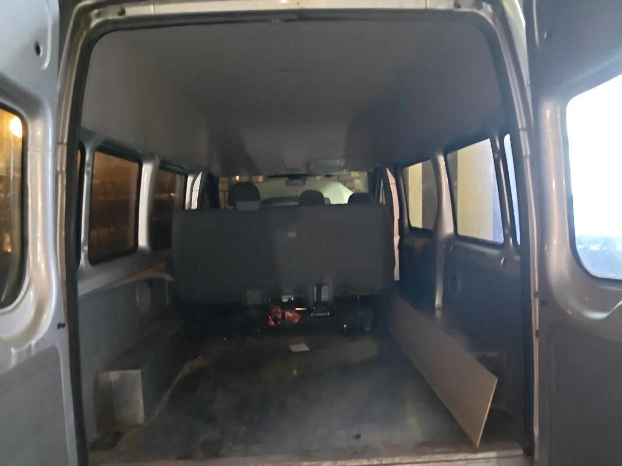 Ford Transit Custom 2009 2.4T Diesel Luxury Short Wheelbase Mid-Roof Emission Standard III — миниатюра 19