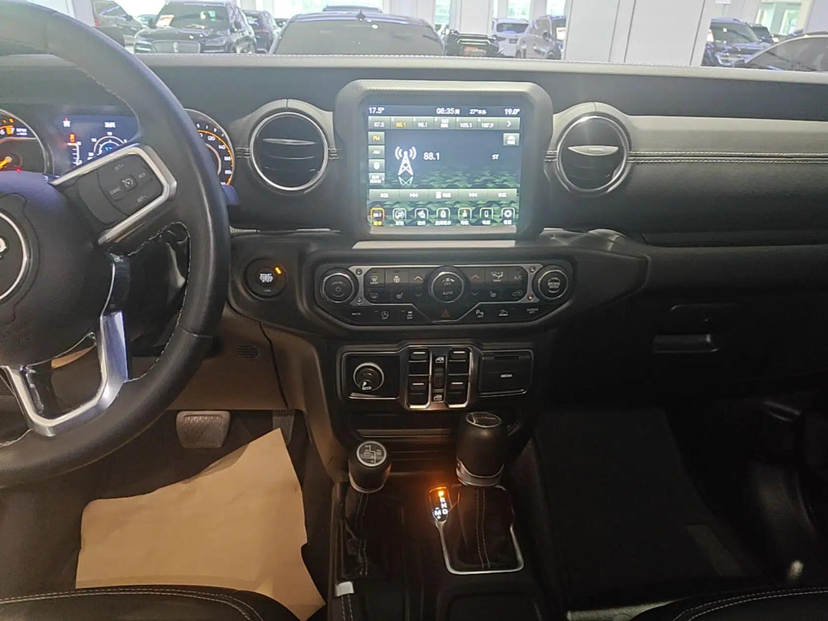 Jeep Gladiator 2022 3.6L Pioneer Edition — миниатюра 15