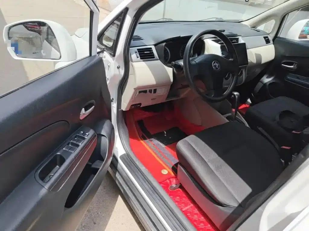 Venucia R50 2015 1.6L Automatic Fashion Edition — миниатюра 16