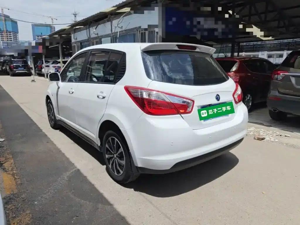 Venucia R50 2015 1.6L Automatic Fashion Edition — миниатюра 5
