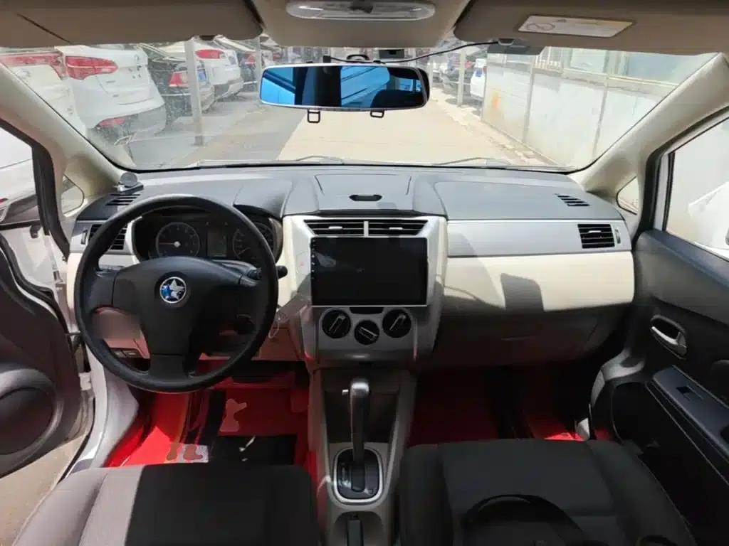 Venucia R50 2015 1.6L Automatic Fashion Edition — миниатюра 10