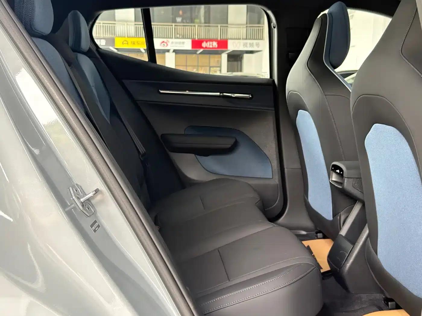 Volvo EX30 2025 Rear-Wheel Drive Long Range Plus — миниатюра 11