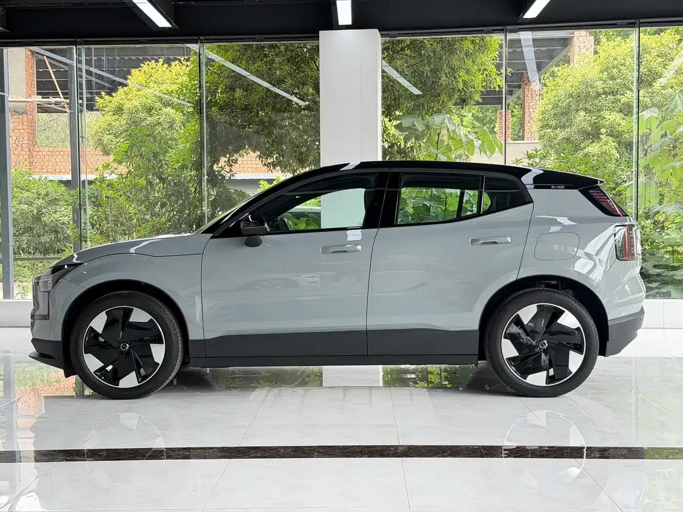 Volvo EX30 2025 Rear-Wheel Drive Long Range Plus — миниатюра 3