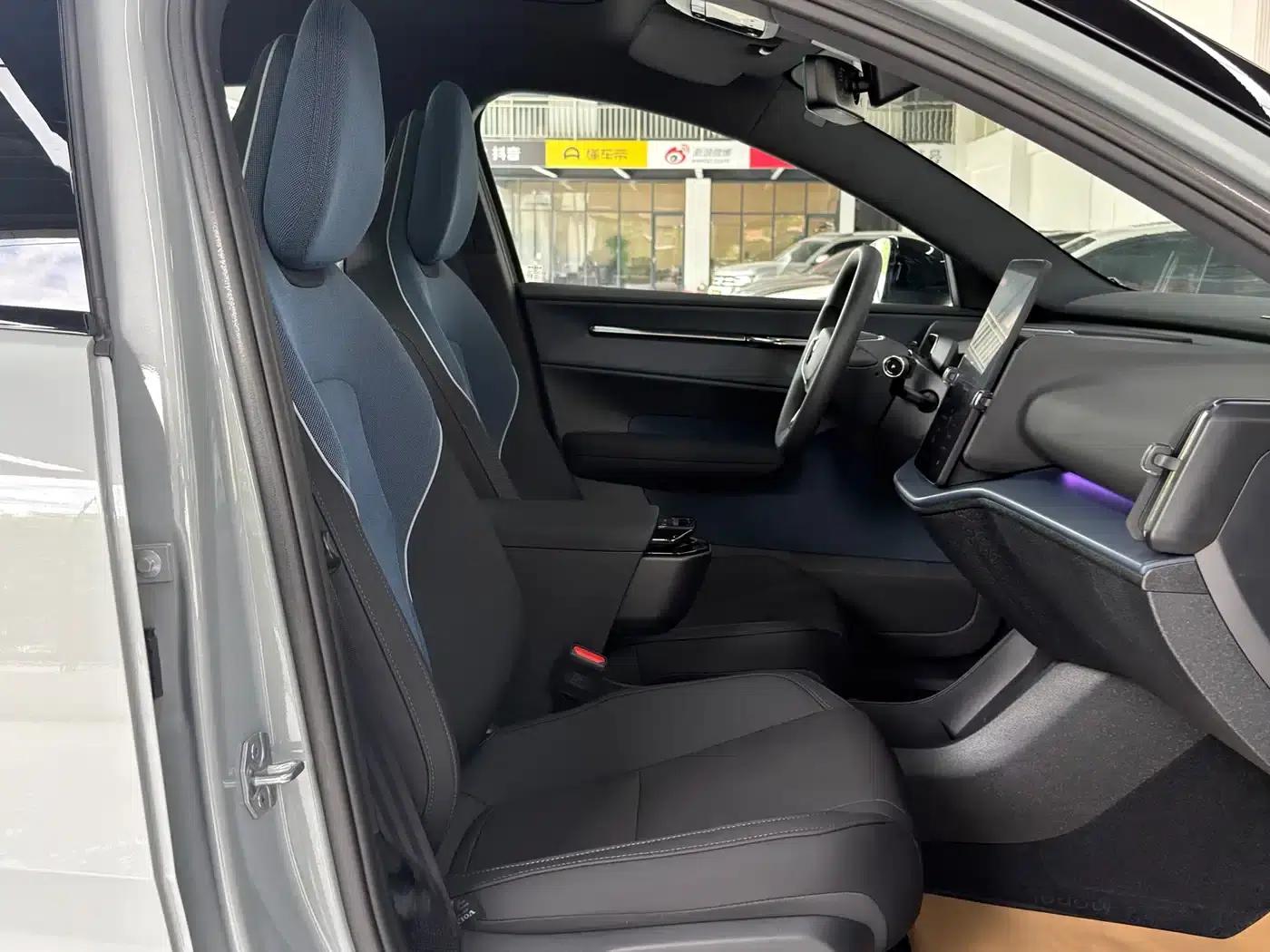 Volvo EX30 2025 Rear-Wheel Drive Long Range Plus — миниатюра 9