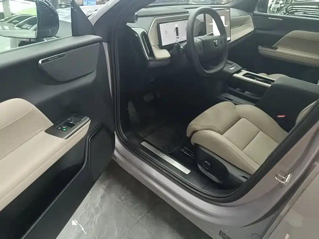 2026 Volvo XC70 Plug-in Hybrid, All-Wheel Drive, Extended Range Plus — миниатюра 16