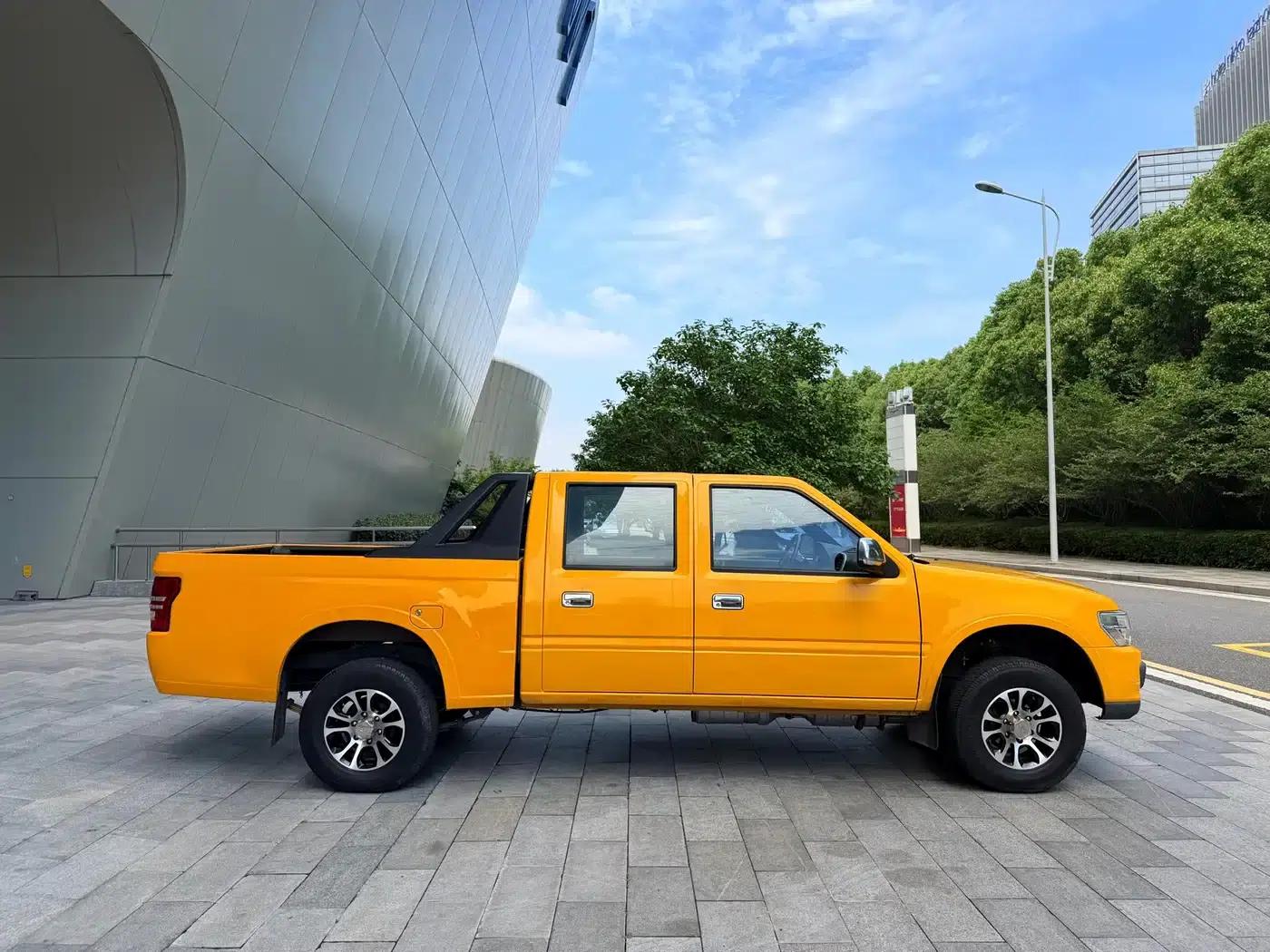 Qingling Isuzu T17 2023 Model 3.0T Diesel Four-Wheel Drive Flatbed Truck with Extended Wheelbase 4KH1CT6H1 — миниатюра 4