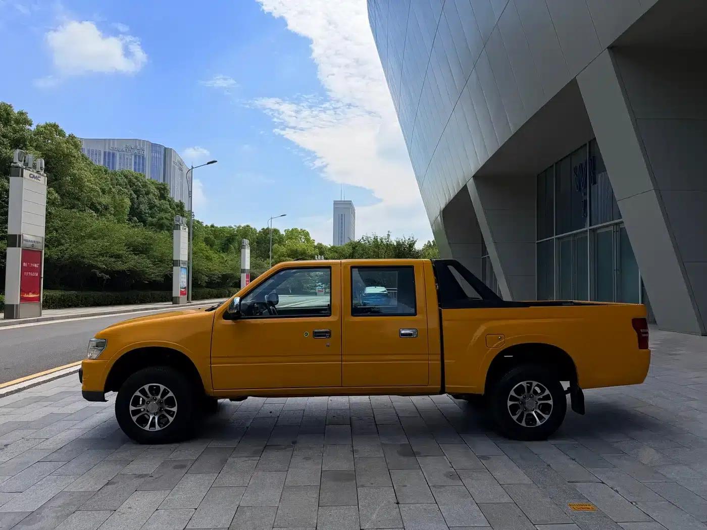 Qingling Isuzu T17 2023 Model 3.0T Diesel Four-Wheel Drive Flatbed Truck with Extended Wheelbase 4KH1CT6H1 — миниатюра 5