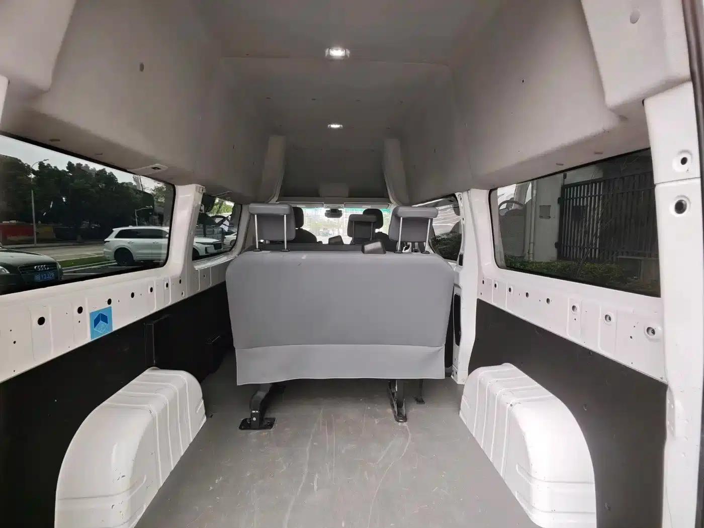 2025 Remote Super VAN, Driving Edition, Mid-Wheelbase High Roof, 68kWh Smart Chip — миниатюра 16