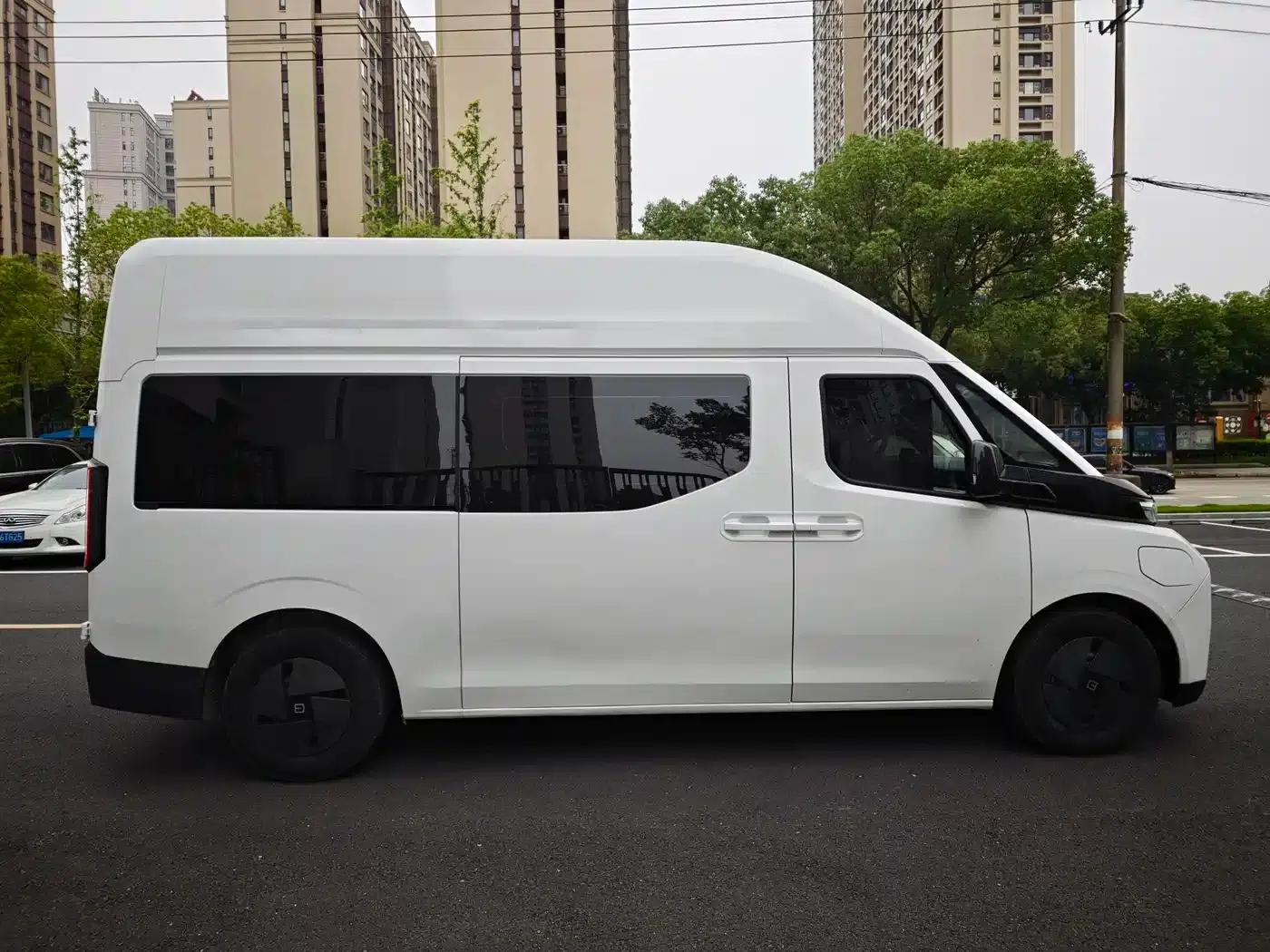 2025 Remote Super VAN, Driving Edition, Mid-Wheelbase High Roof, 68kWh Smart Chip — миниатюра 4