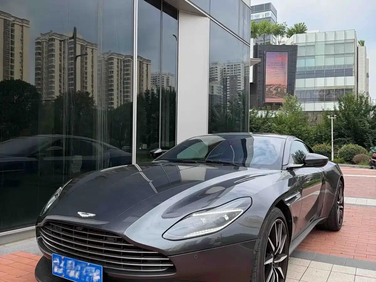 Aston Martin DB11 2023 4.0T V8 Coupe — миниатюра 1