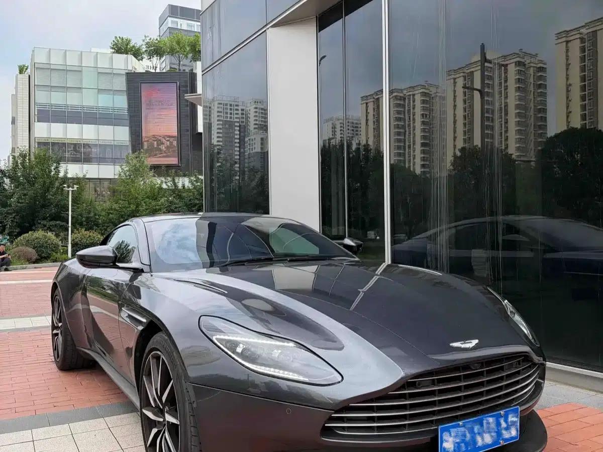 Aston Martin DB11 2023 4.0T V8 Coupe — миниатюра 2