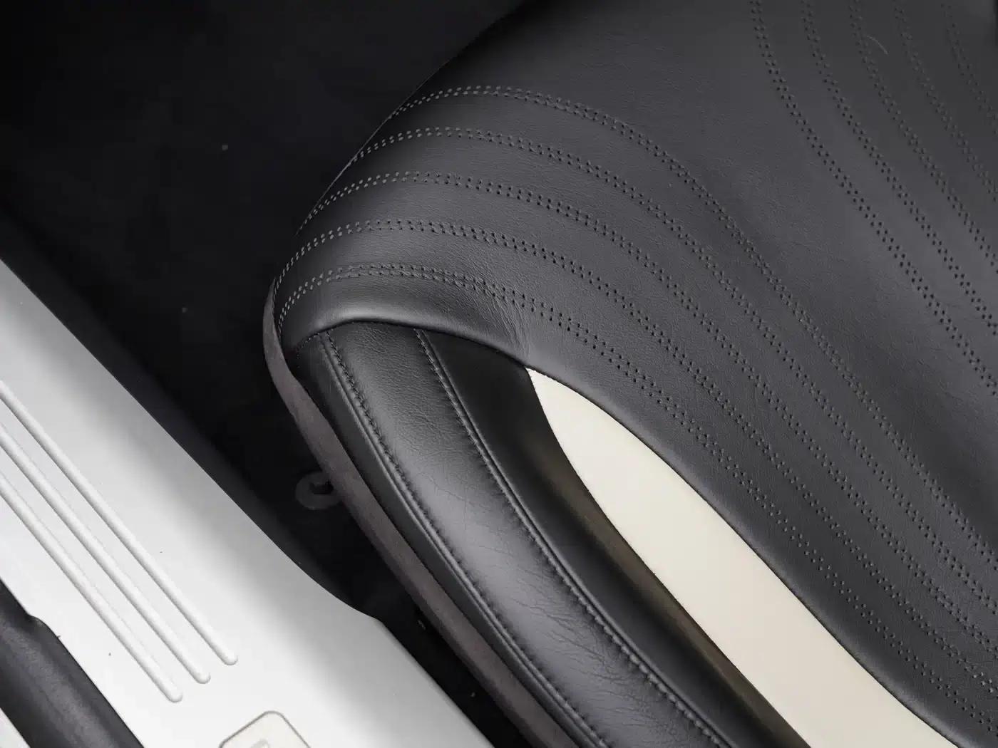Aston Martin DB11 2019 4.0T V8 Volante — миниатюра 16