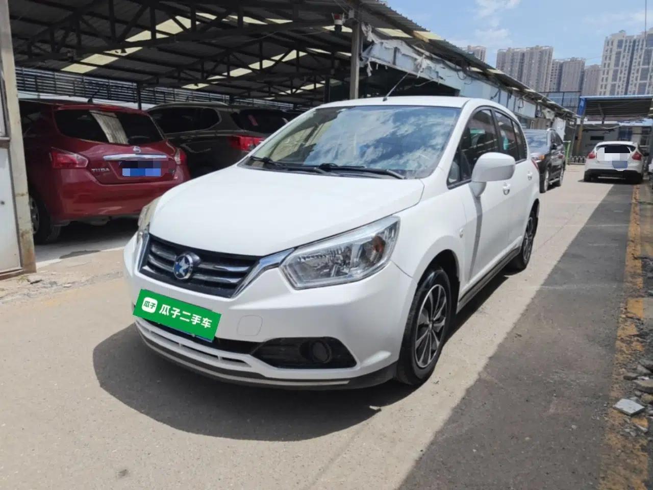 Venucia R50 2015 1.6L Automatic Fashion Edition — миниатюра 1