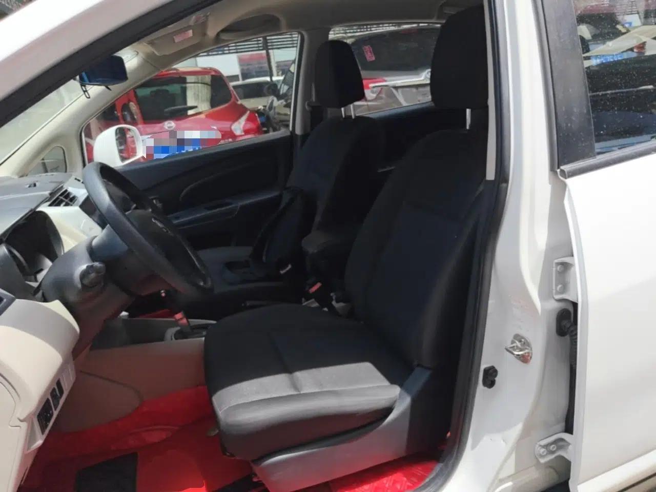 Venucia R50 2015 1.6L Automatic Fashion Edition — миниатюра 17