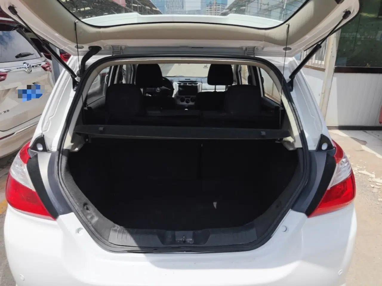 Venucia R50 2015 1.6L Automatic Fashion Edition — миниатюра 22