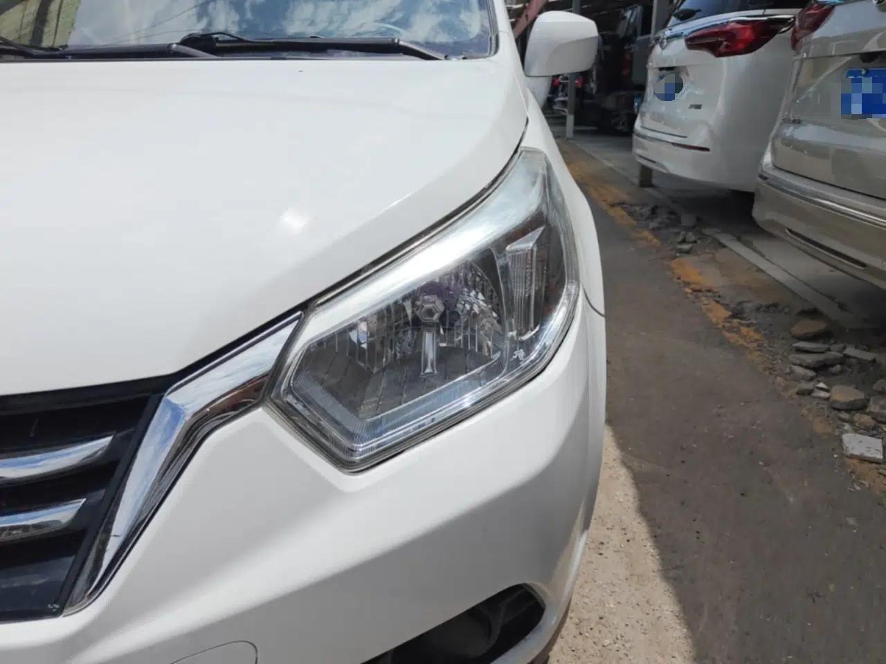 Venucia R50 2015 1.6L Automatic Fashion Edition — миниатюра 8