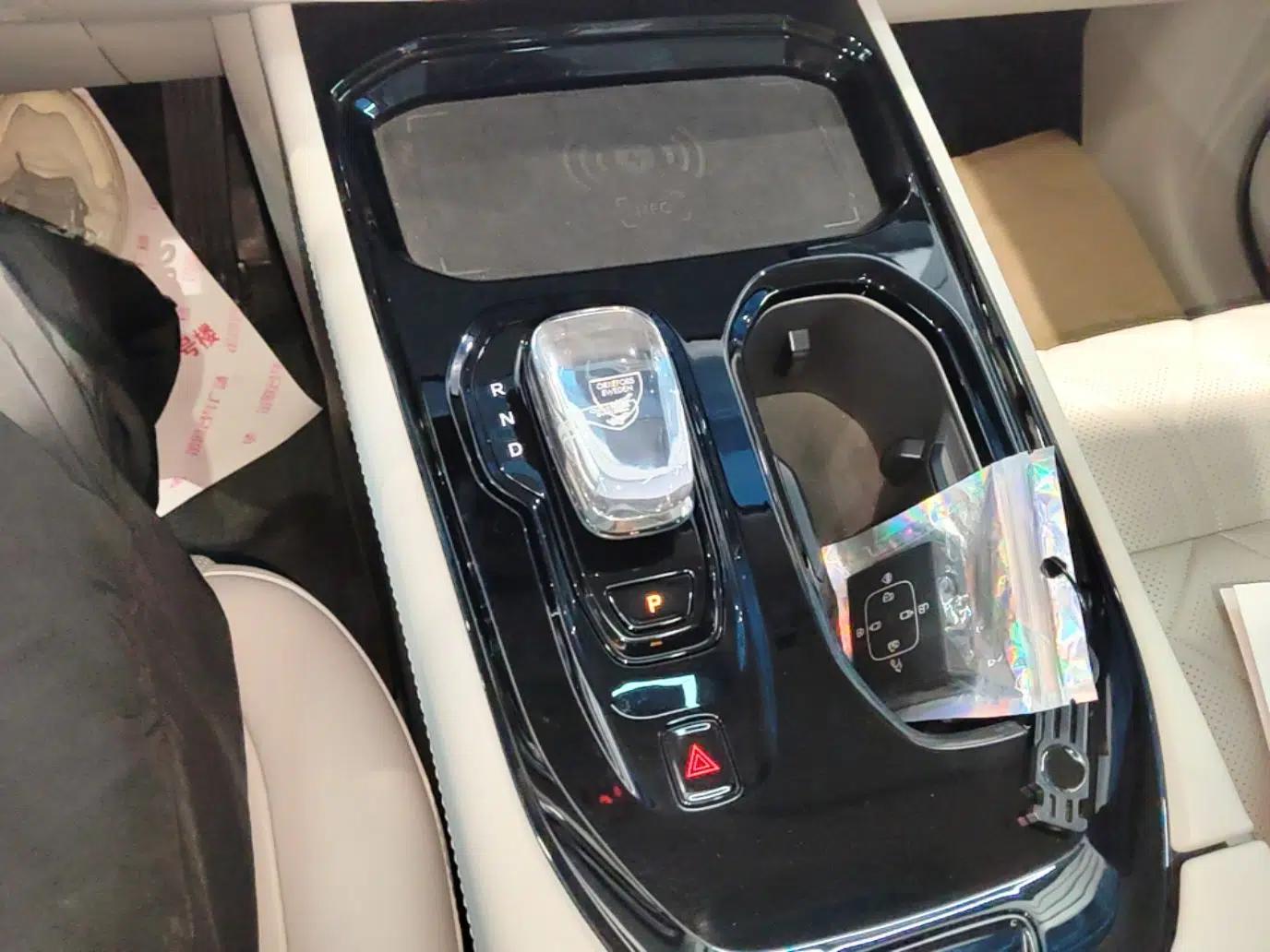 Volvo EM90 2025 Ultra Six-Seater — миниатюра 16