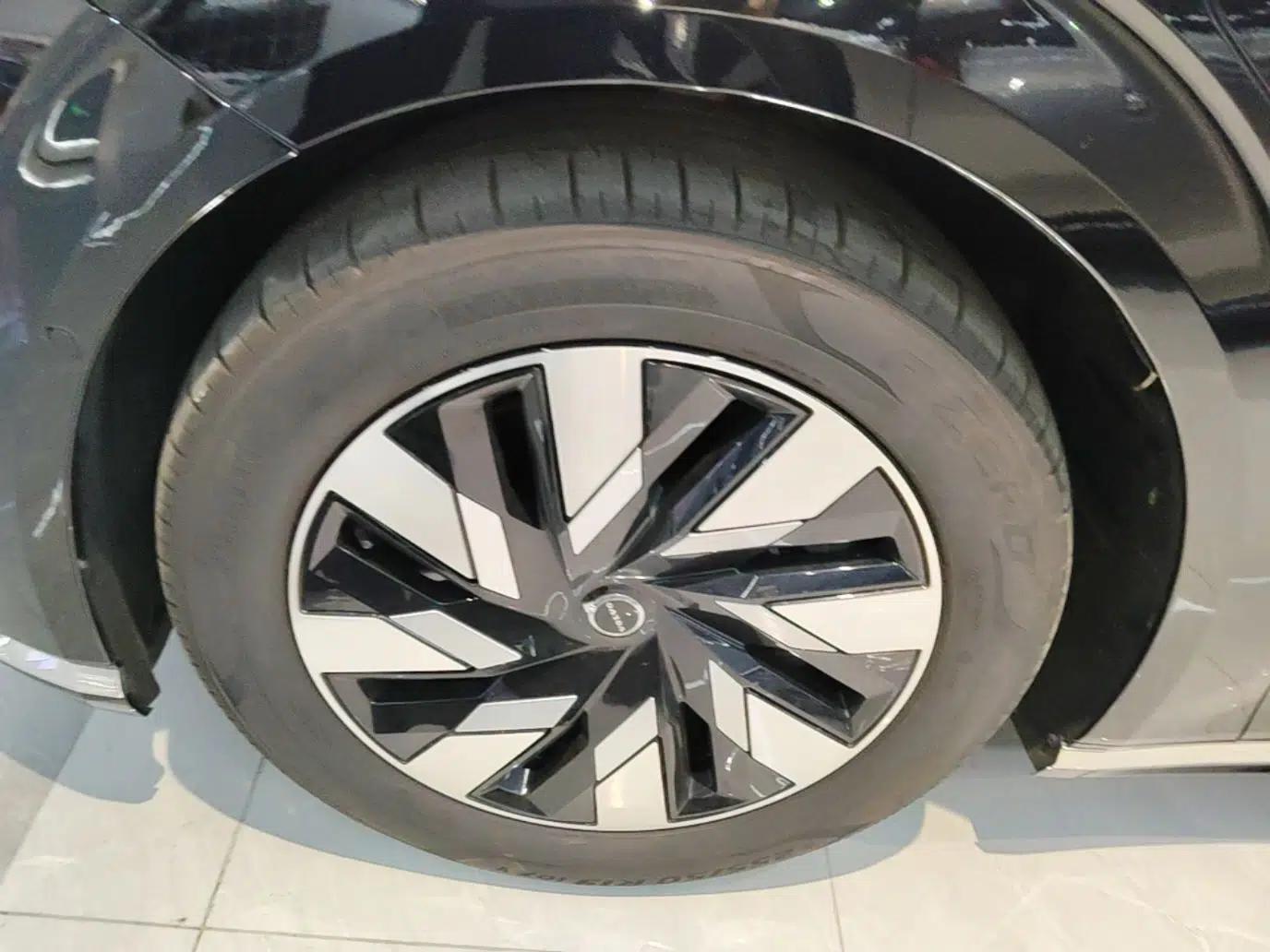 Volvo EM90 2025 Ultra Six-Seater — миниатюра 10