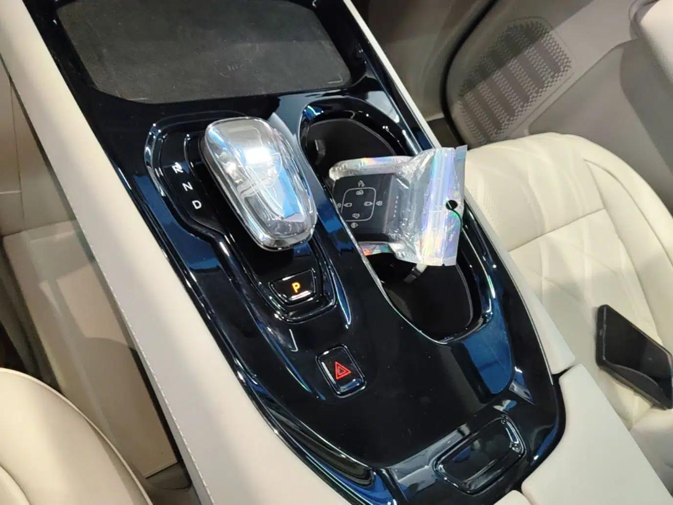 Volvo EM90 2025 Ultra Six-Seater — миниатюра 16