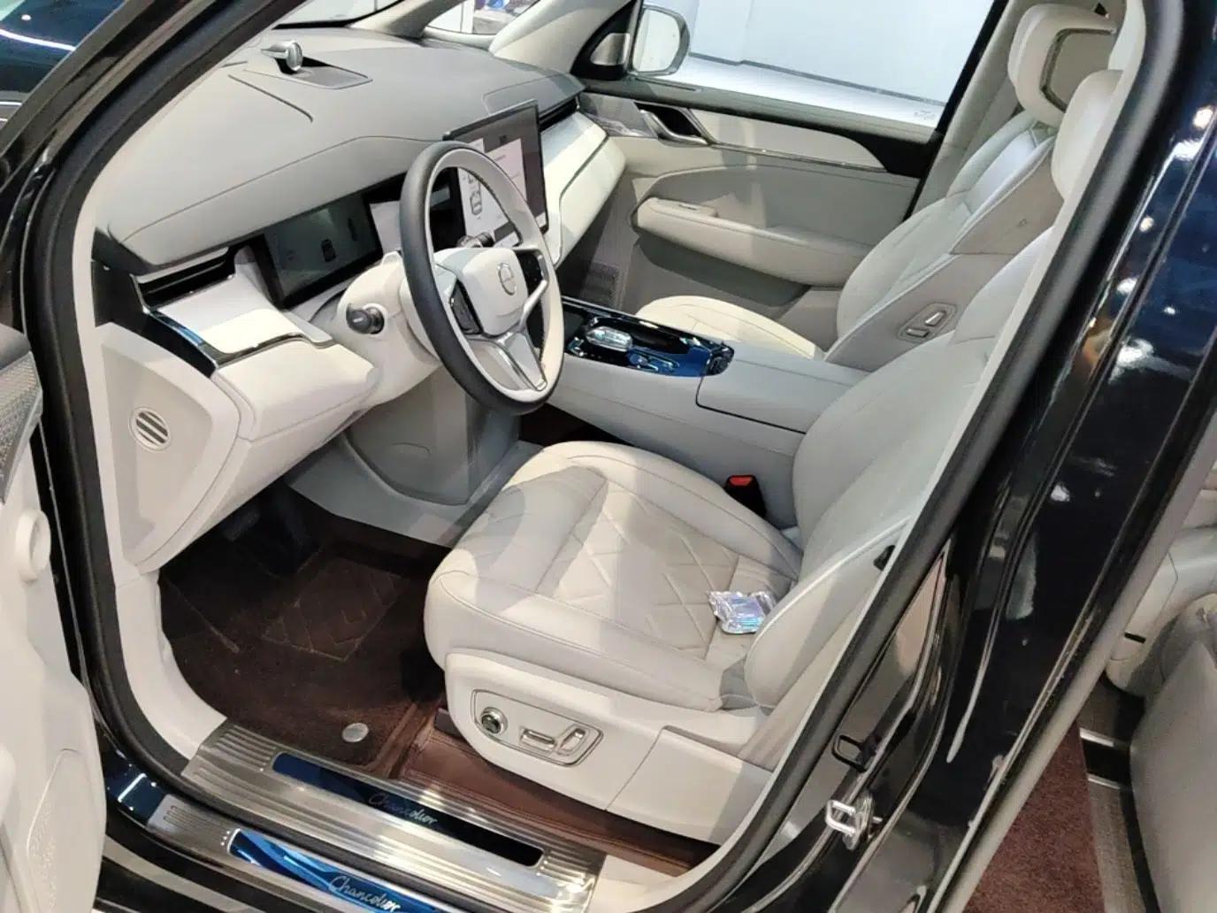 Volvo EM90 2025 Ultra Six-Seater — миниатюра 17