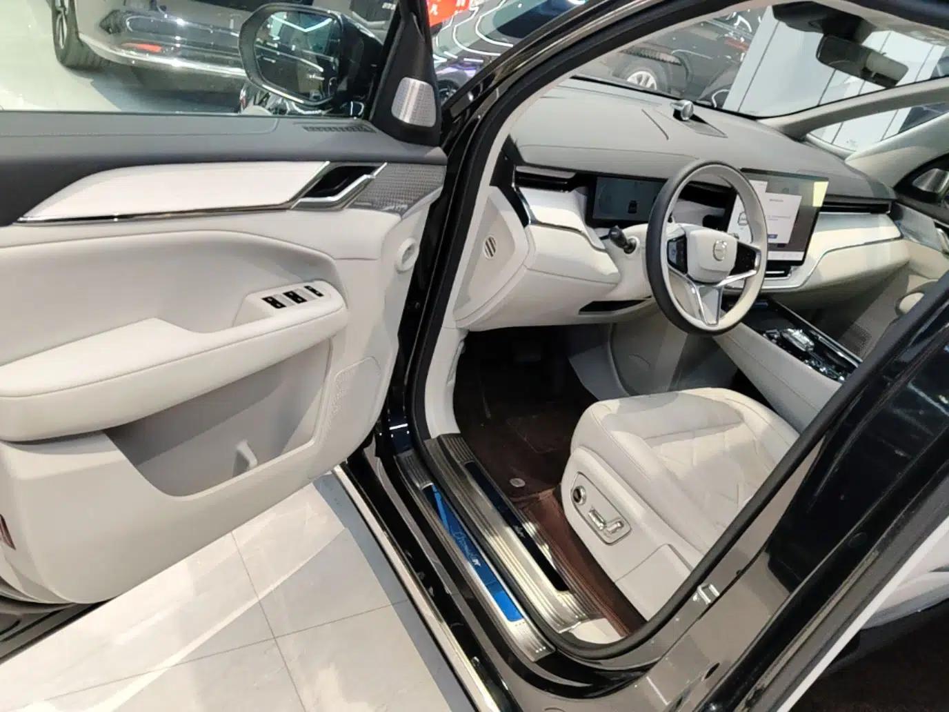 Volvo EM90 2025 Ultra Six-Seater — миниатюра 18