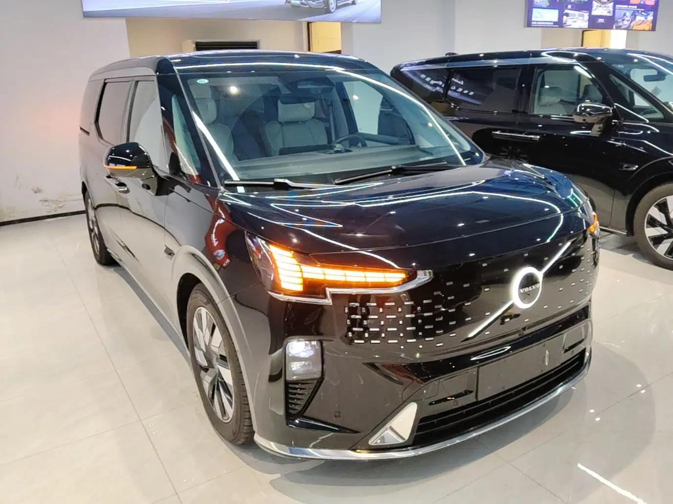 Volvo EM90 2025 Ultra Six-Seater — миниатюра 3