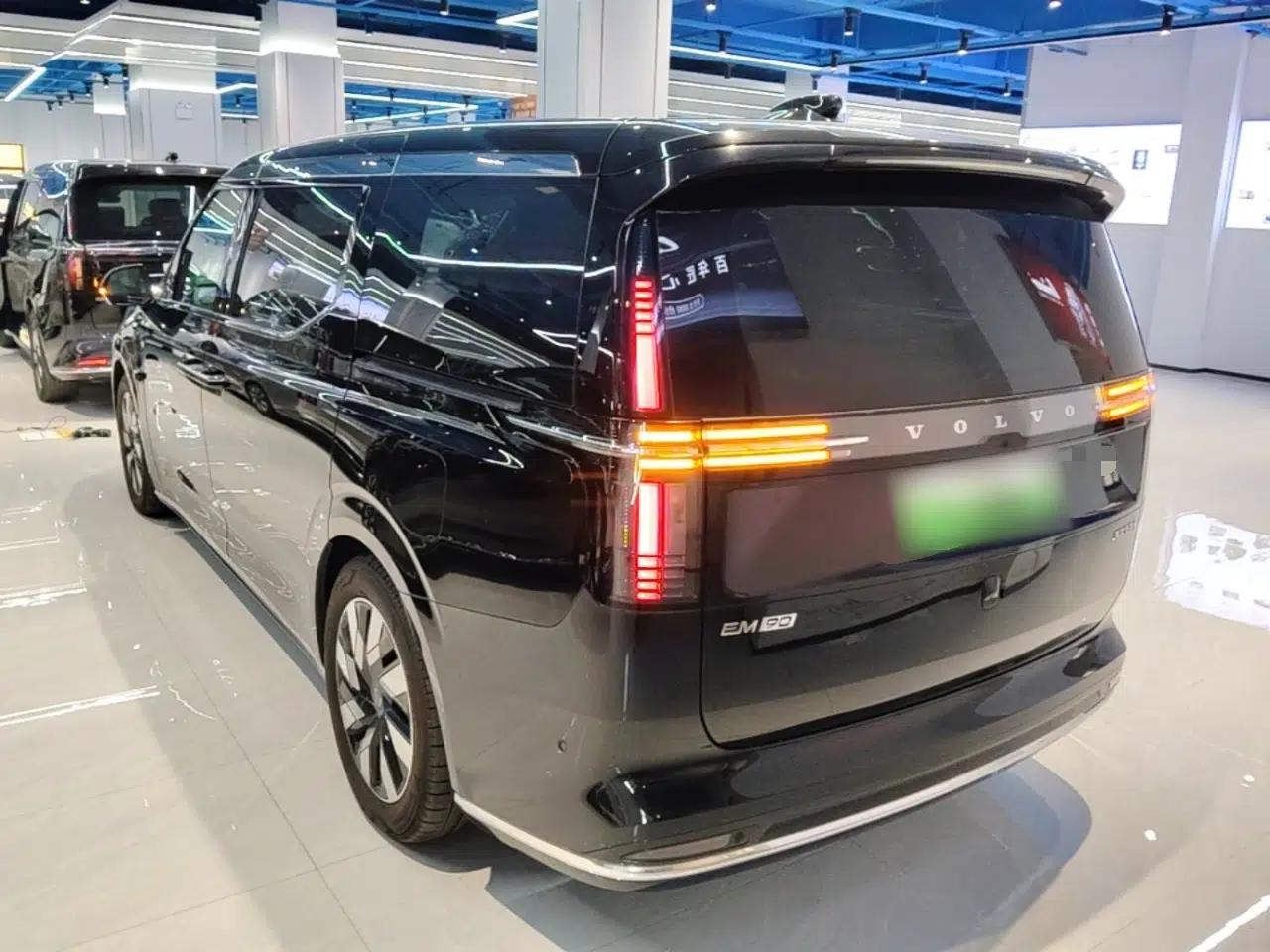 Volvo EM90 2025 Ultra Six-Seater — миниатюра 4