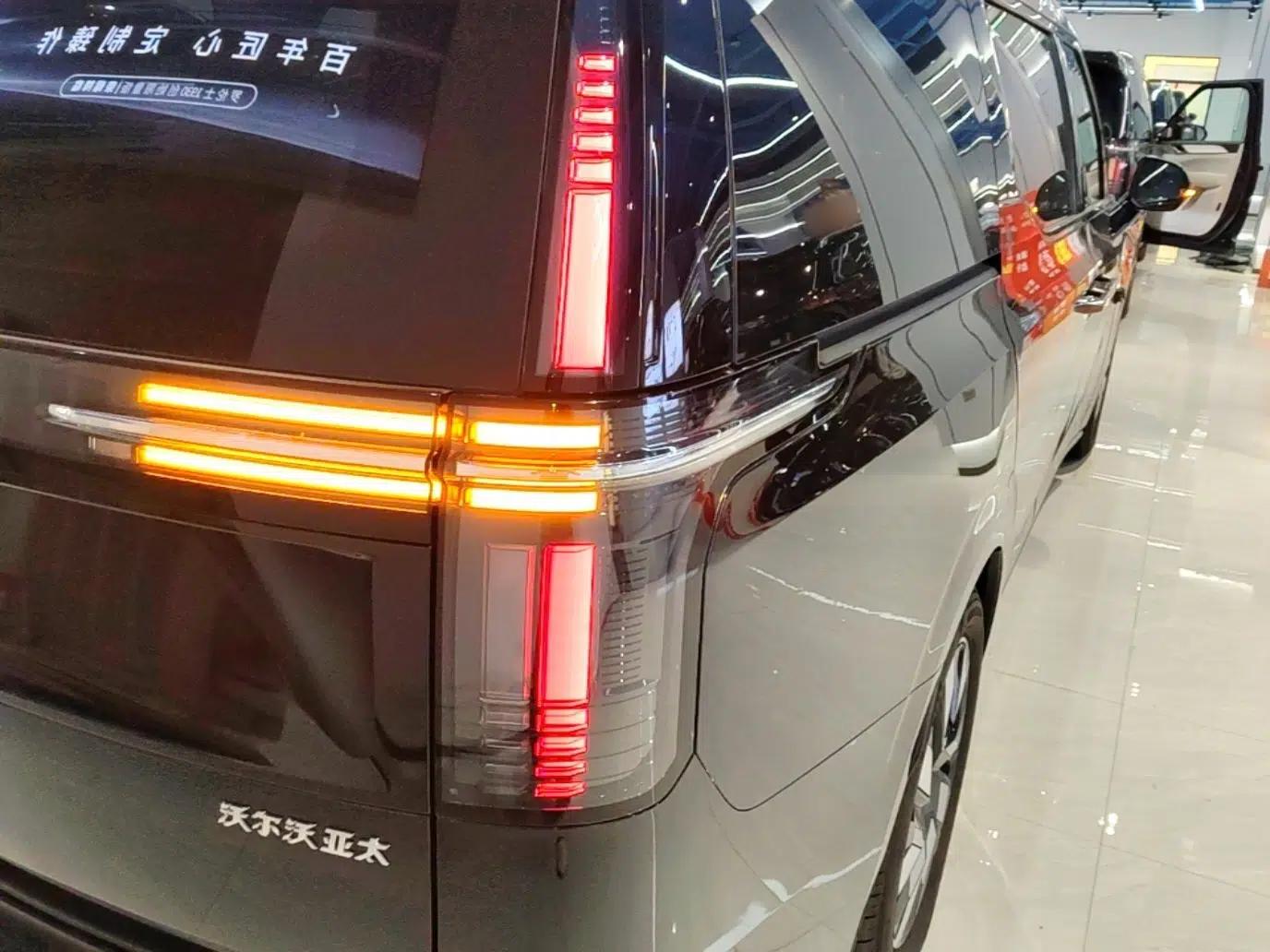 Volvo EM90 2025 Ultra Six-Seater — миниатюра 9