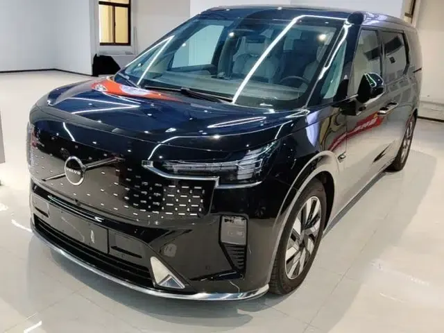 Volvo EM90 2025 Ultra Six-Seater