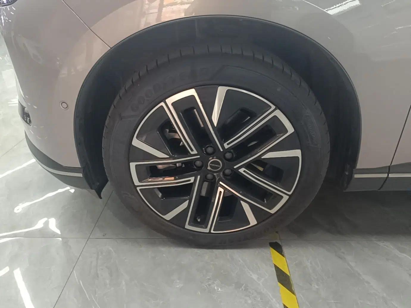 Volvo XC70 Plug-in Hybrid 2026 Model Four-Wheel Drive Long-Range Plus — миниатюра 15