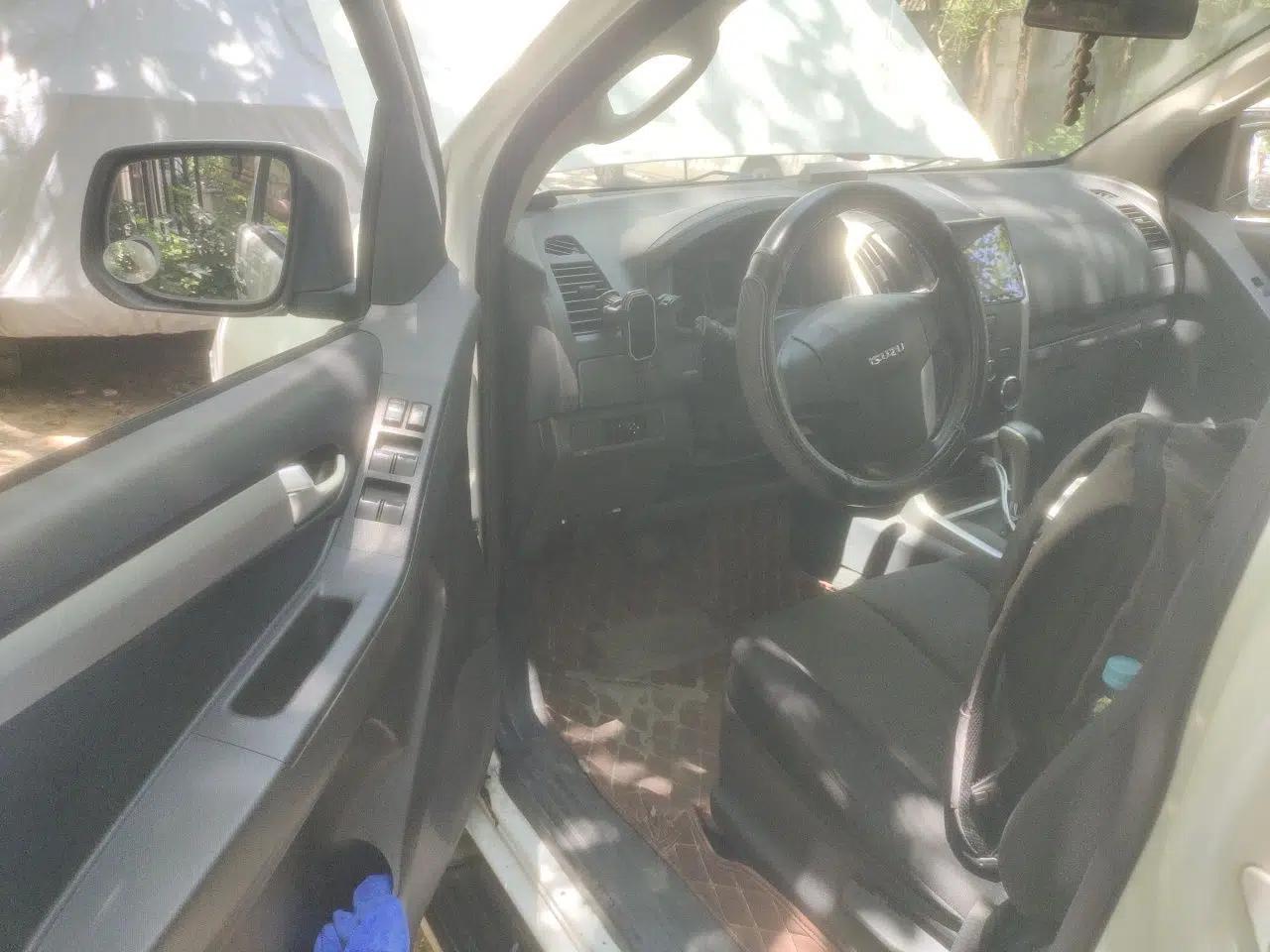 Isuzu D-MAX 2015 2.5T Two-Wheel Drive Automatic High-Performance Elite Version 4JK1 — миниатюра 19