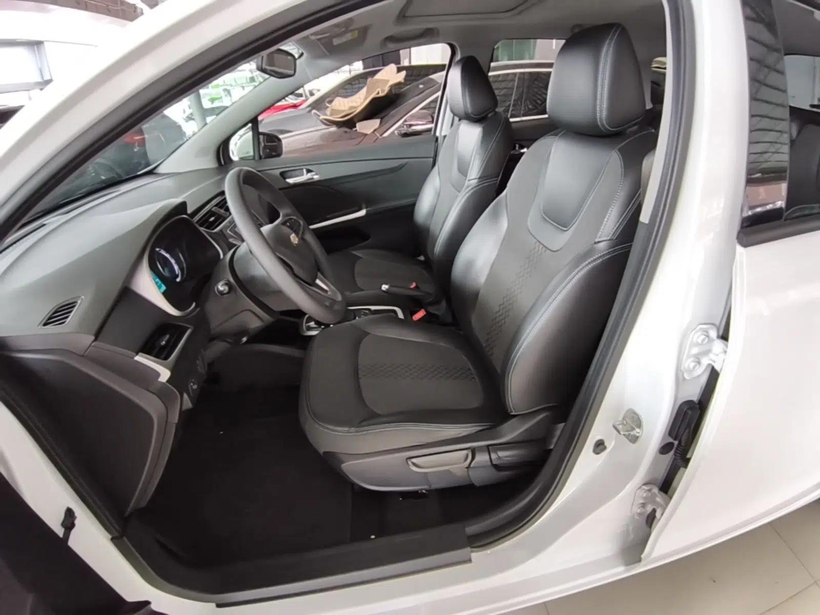 Chevrolet Lova RV 2018 1.5L Automatic Smart Drive Model — миниатюра 17