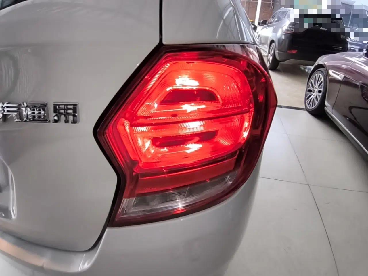 Chevrolet Lova RV 2018 1.5L Automatic Smart Drive Model — миниатюра 9