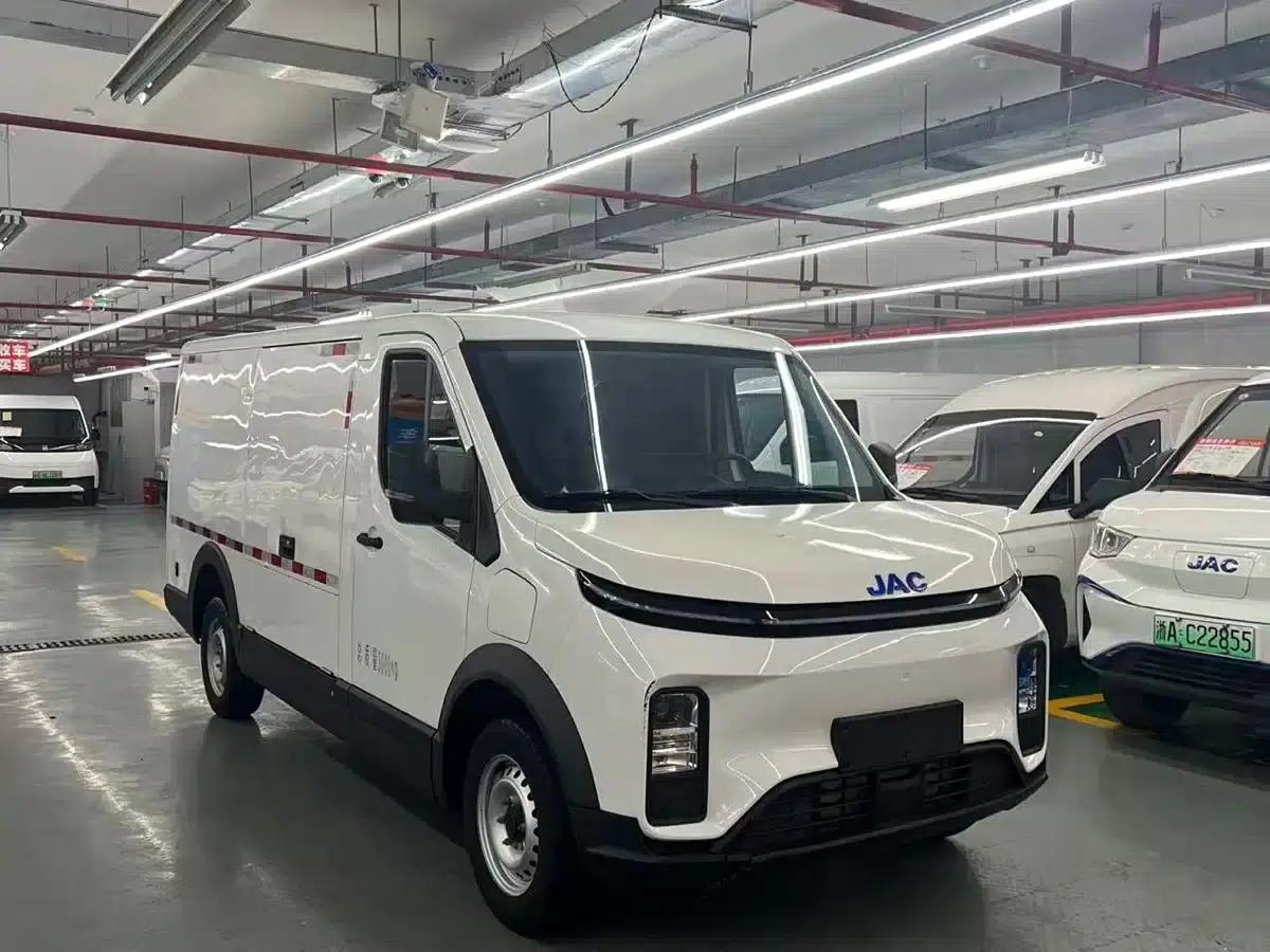 Van Loo 2024 V8 Explorer Edition CATL — миниатюра 3