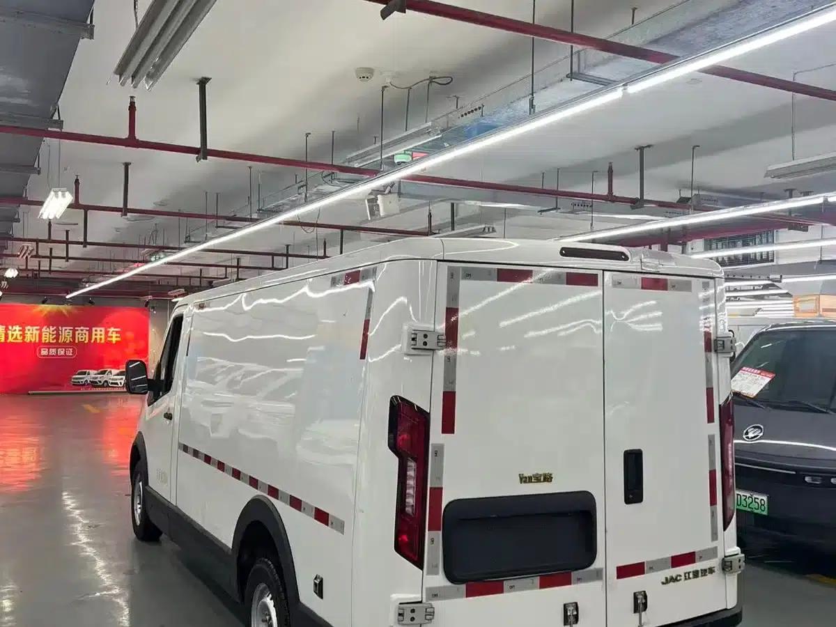 Van Loo 2024 V8 Explorer Edition CATL — миниатюра 6
