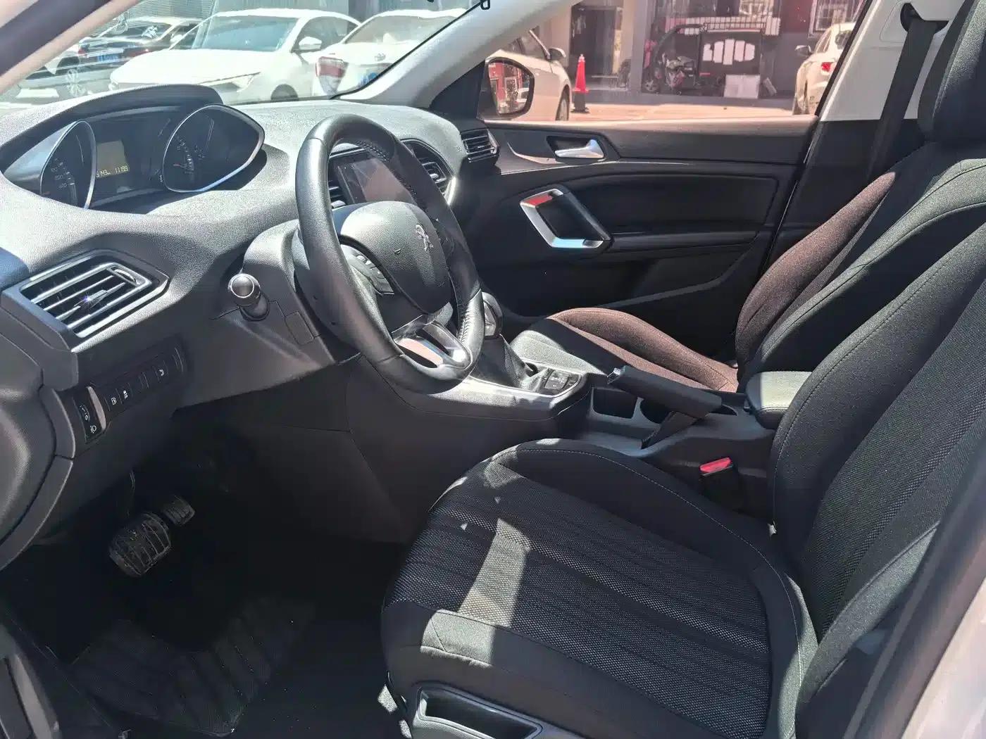 Peugeot 308S 2015 1.2T Automatic Sporty Edition — миниатюра 11