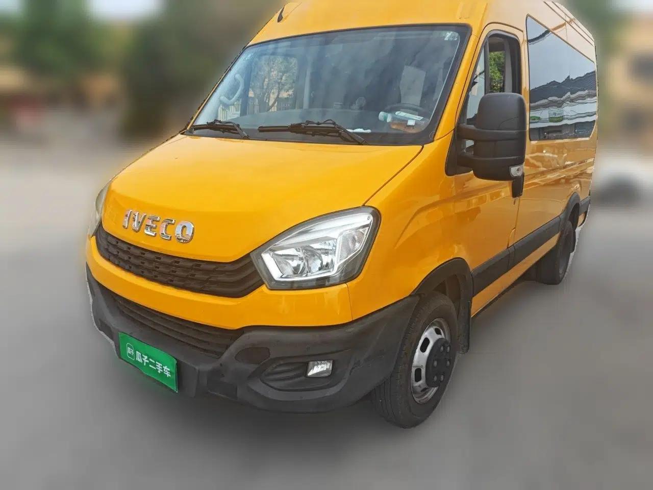 Iveco Eurocargo Iveco Eurocargo 2.0 manual diesel 7-seater version — миниатюра 1