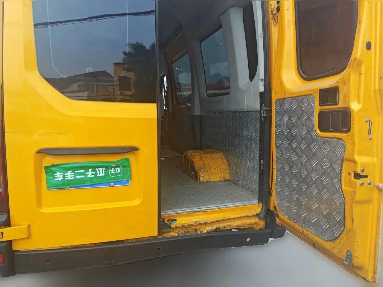 Iveco Eurocargo Iveco Eurocargo 2.0 manual diesel 7-seater version — миниатюра 19