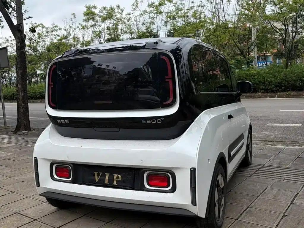 Baojun E300 2020 Plus Interstellar Smart Edition — миниатюра 6
