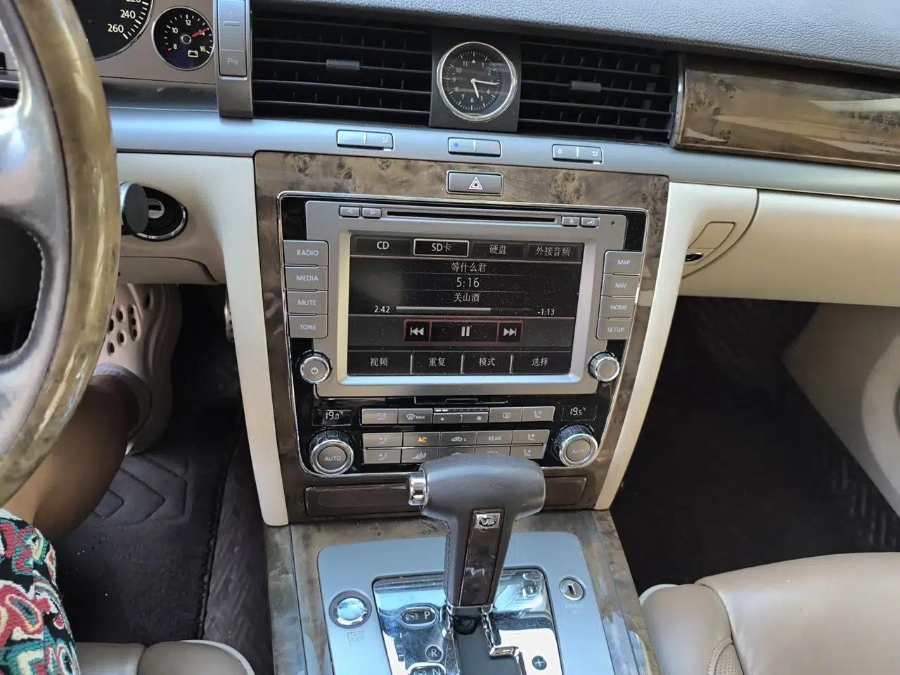 Volkswagen Phaeton 2011 3.6L V6 4-Seater Extended-Length Individual Edition — миниатюра 13