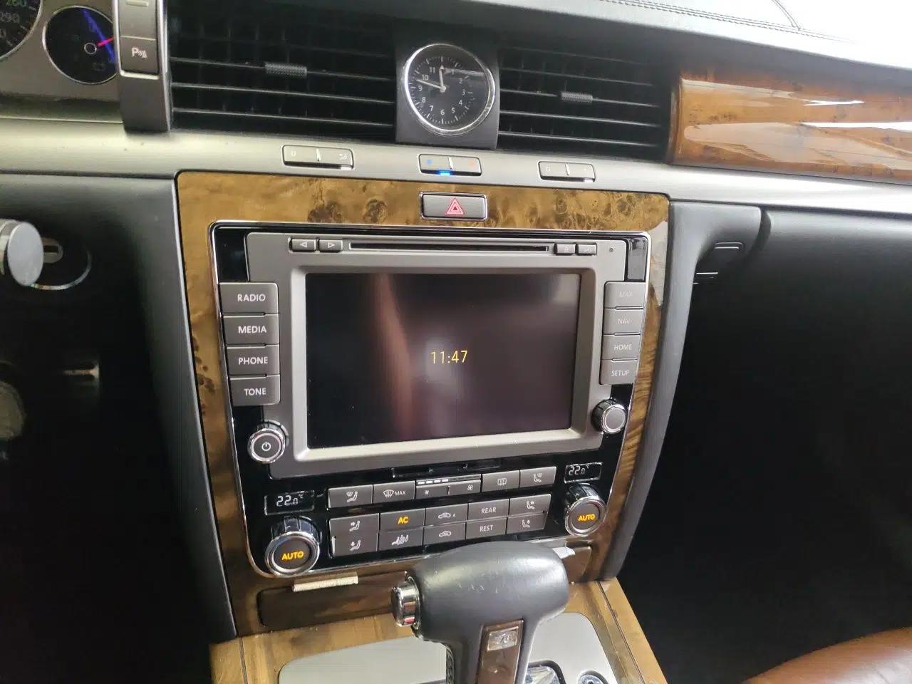 Volkswagen Phaeton 2011 4.2L V8 4-seat Extended-Range Individual Edition — миниатюра 13