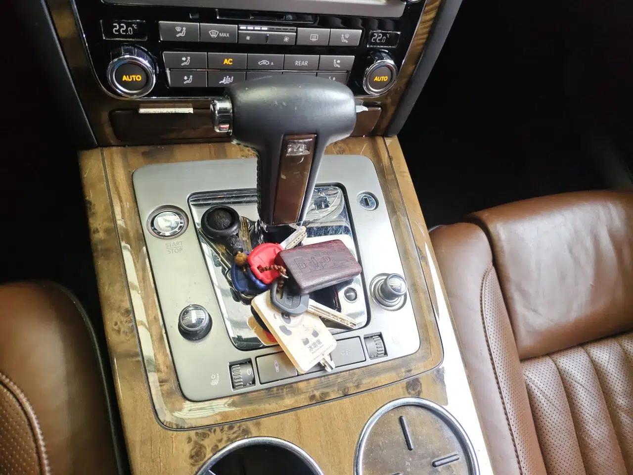 Volkswagen Phaeton 2011 4.2L V8 4-seat Extended-Range Individual Edition — миниатюра 14