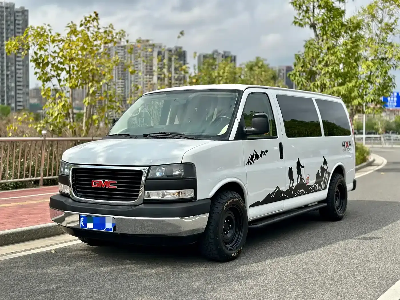 2014 SAVANA 5.3L AWD Leader Edition — миниатюра 1