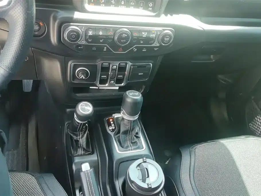 Jeep Wrangler New Energy 2021 Model 4-Door 2.0T 4xe Sahara — миниатюра 16