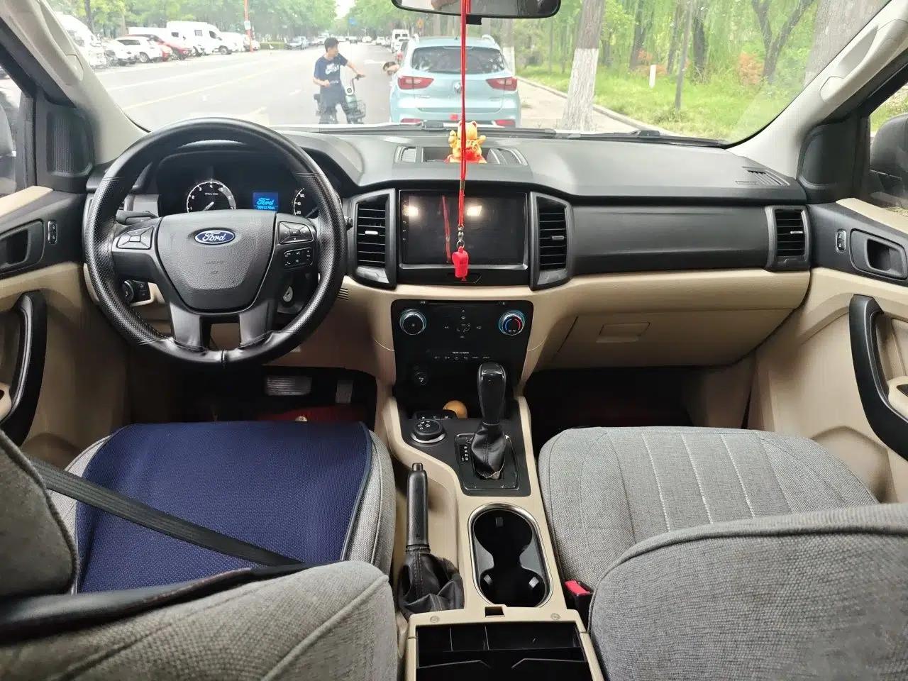 Ford Everest 2017 2.0T Gasoline Automatic 4x4 Elite Edition 5 Seats — миниатюра 9