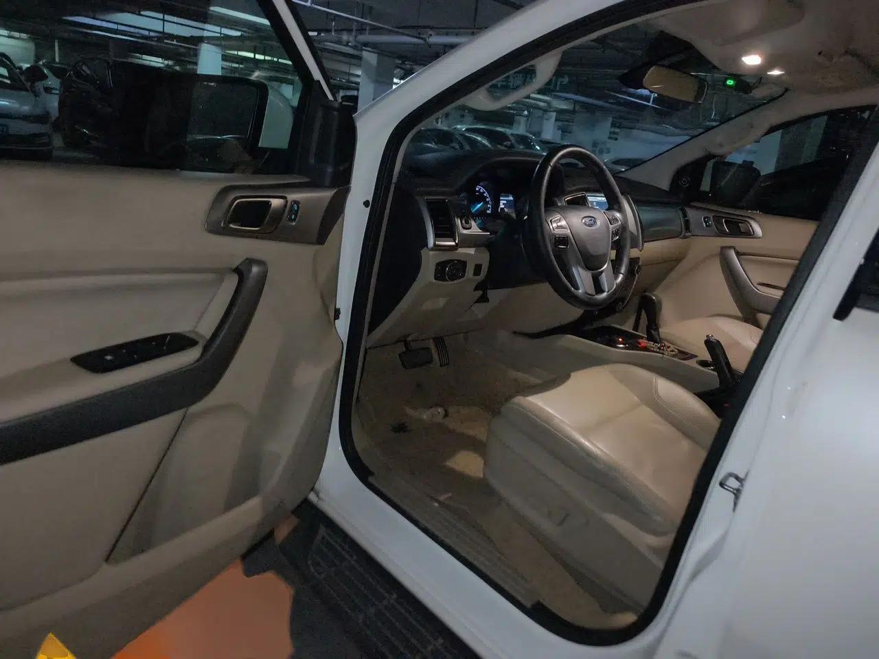 Ford Everest 2016 2.0T Gasoline Automatic 4x4 Luxury Edition — миниатюра 16