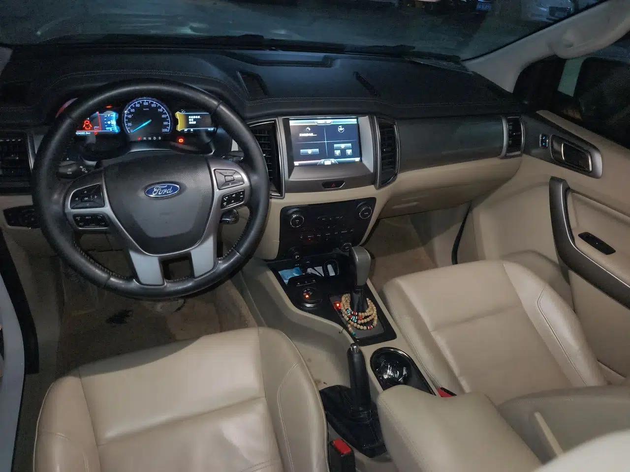 Ford Everest 2016 2.0T Gasoline Automatic 4x4 Luxury Edition — миниатюра 9