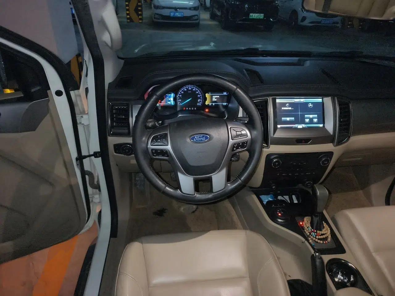 Ford Everest 2016 2.0T Gasoline Automatic 4x4 Luxury Edition — миниатюра 10