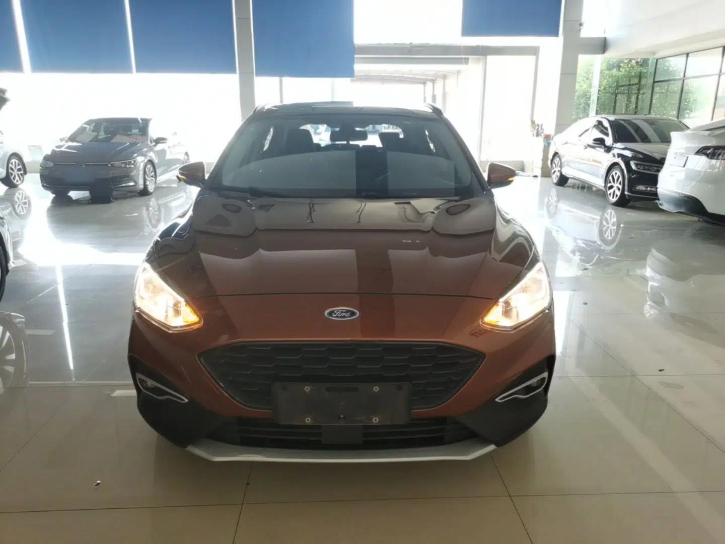 Ford Focus Active 2020 EcoBoost 180 Automatic Trendy Model — миниатюра 2