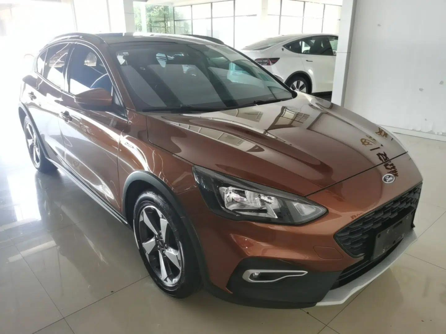 Ford Focus Active 2020 EcoBoost 180 Automatic Trendy Model — миниатюра 3